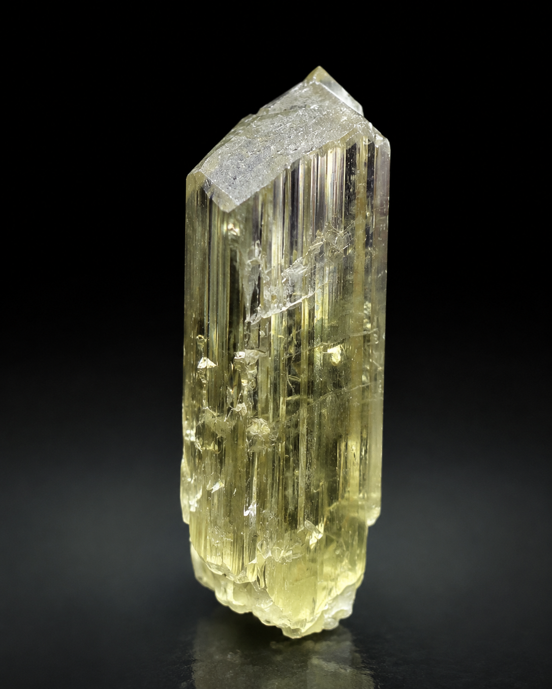 Hiddenite (Grüner Spodumen)